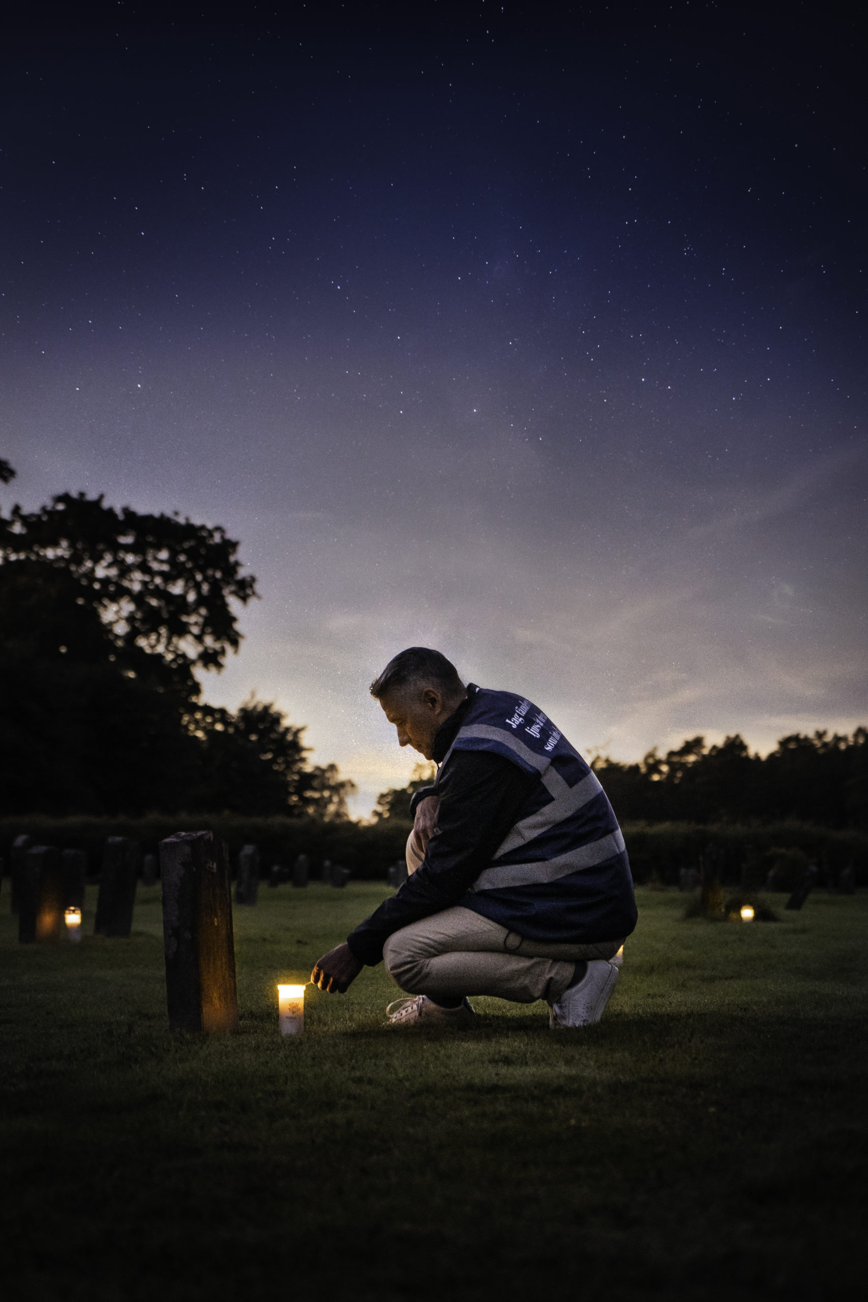 Den som inte kunde tända ljus själv, fick hjälp av Fonus